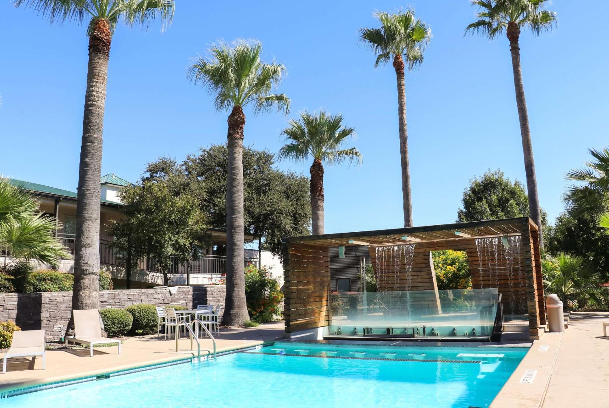 Ramada By Wyndham Del Rio Hotel Exterior photo