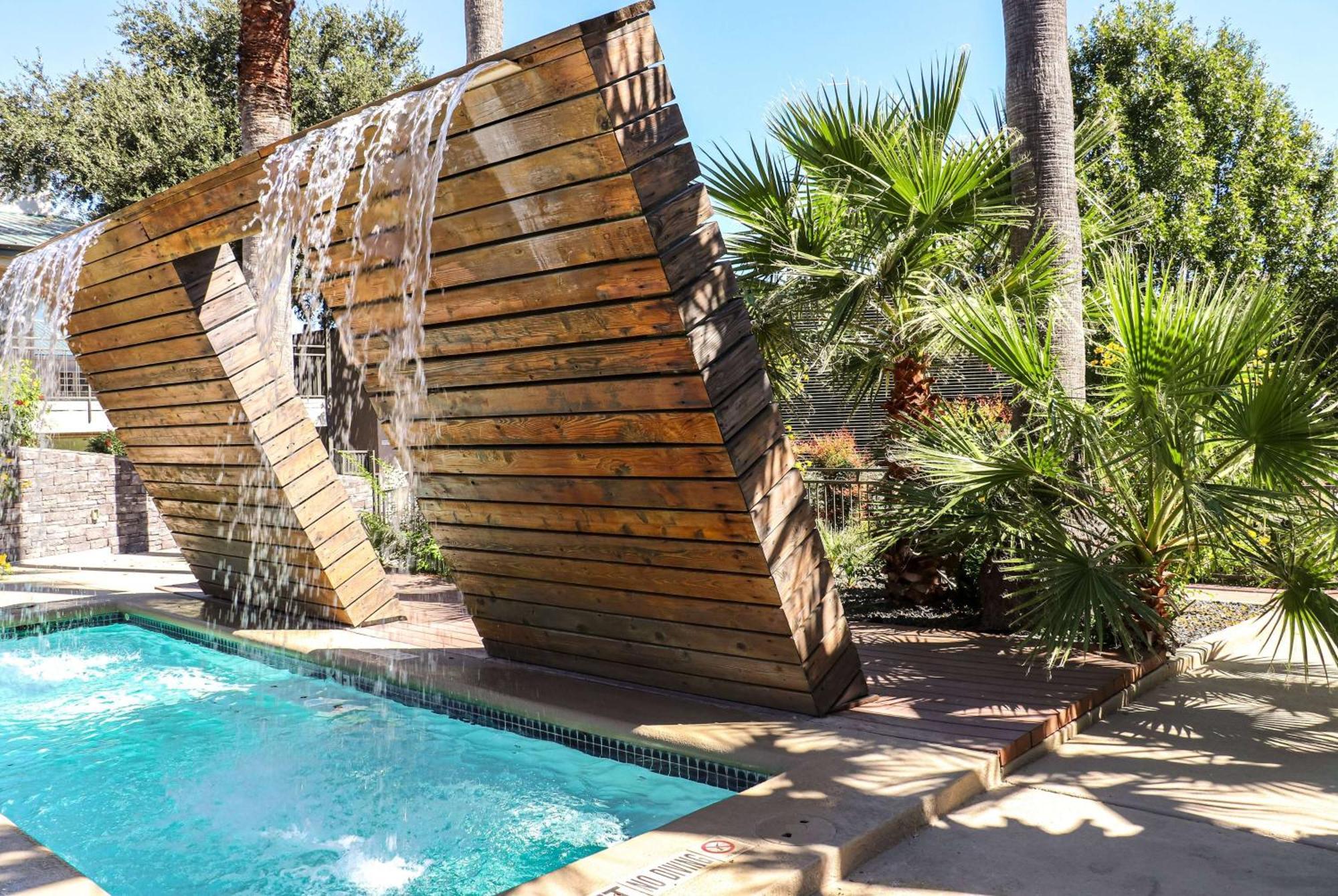 Ramada By Wyndham Del Rio Hotel Exterior photo