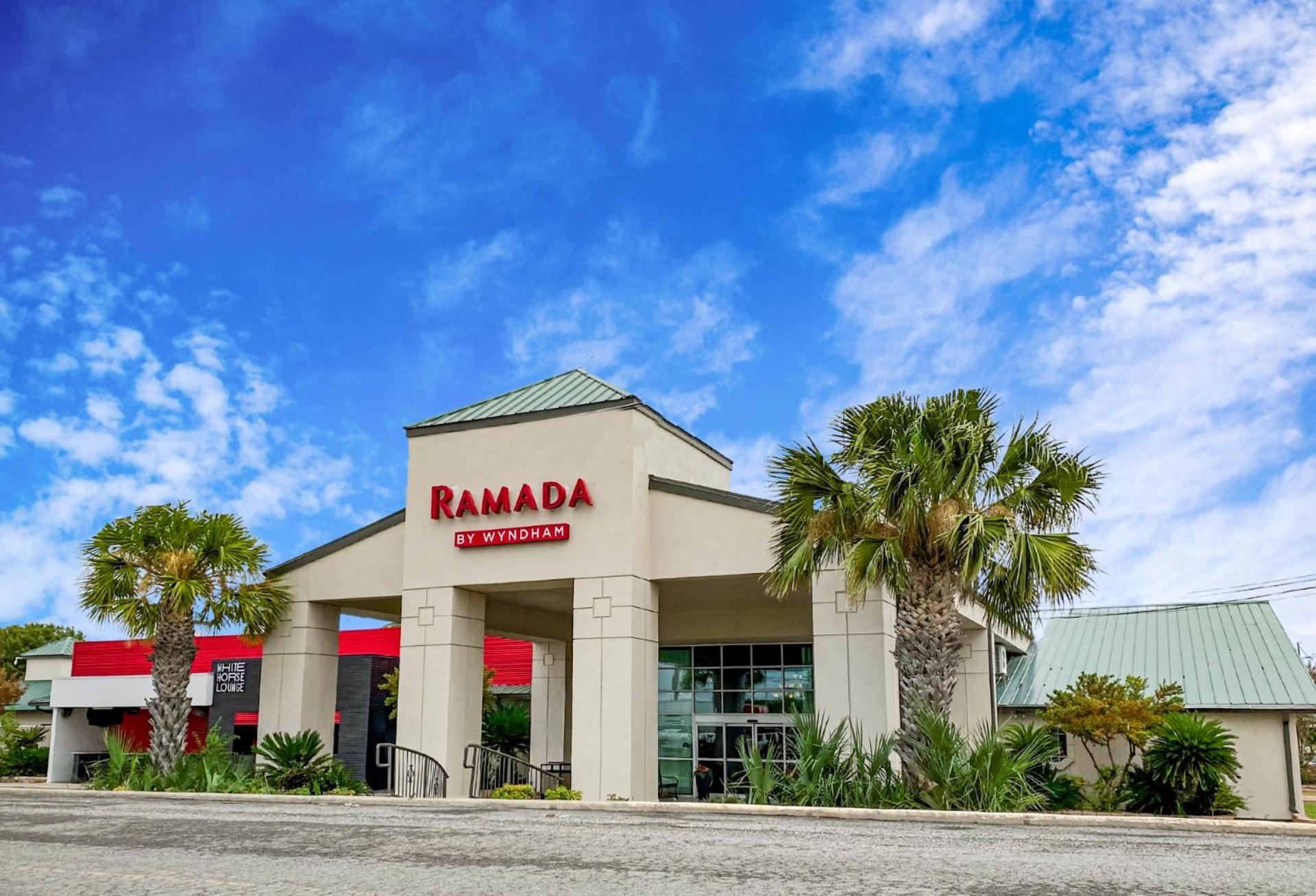 Ramada By Wyndham Del Rio Hotel Exterior photo